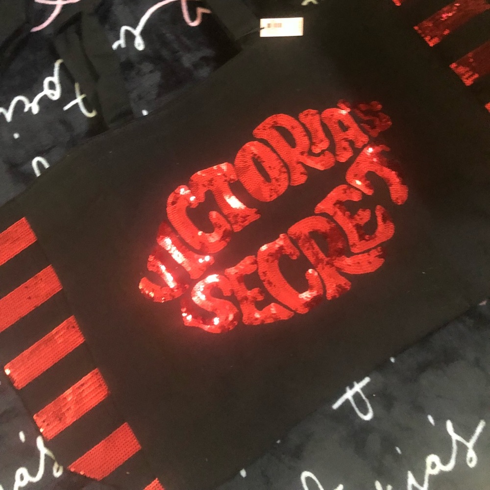 SEQUIN KISS VS TOTE BAG!! NWT!! ❤️❤️